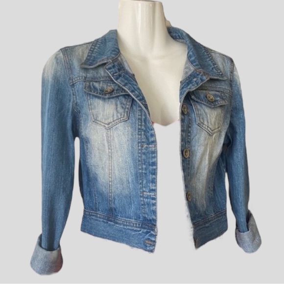 🔥SALE🔥 Adorable and versatile Highway Jeans cropped DENIM JACKET. Size S - Picture 2 of 13